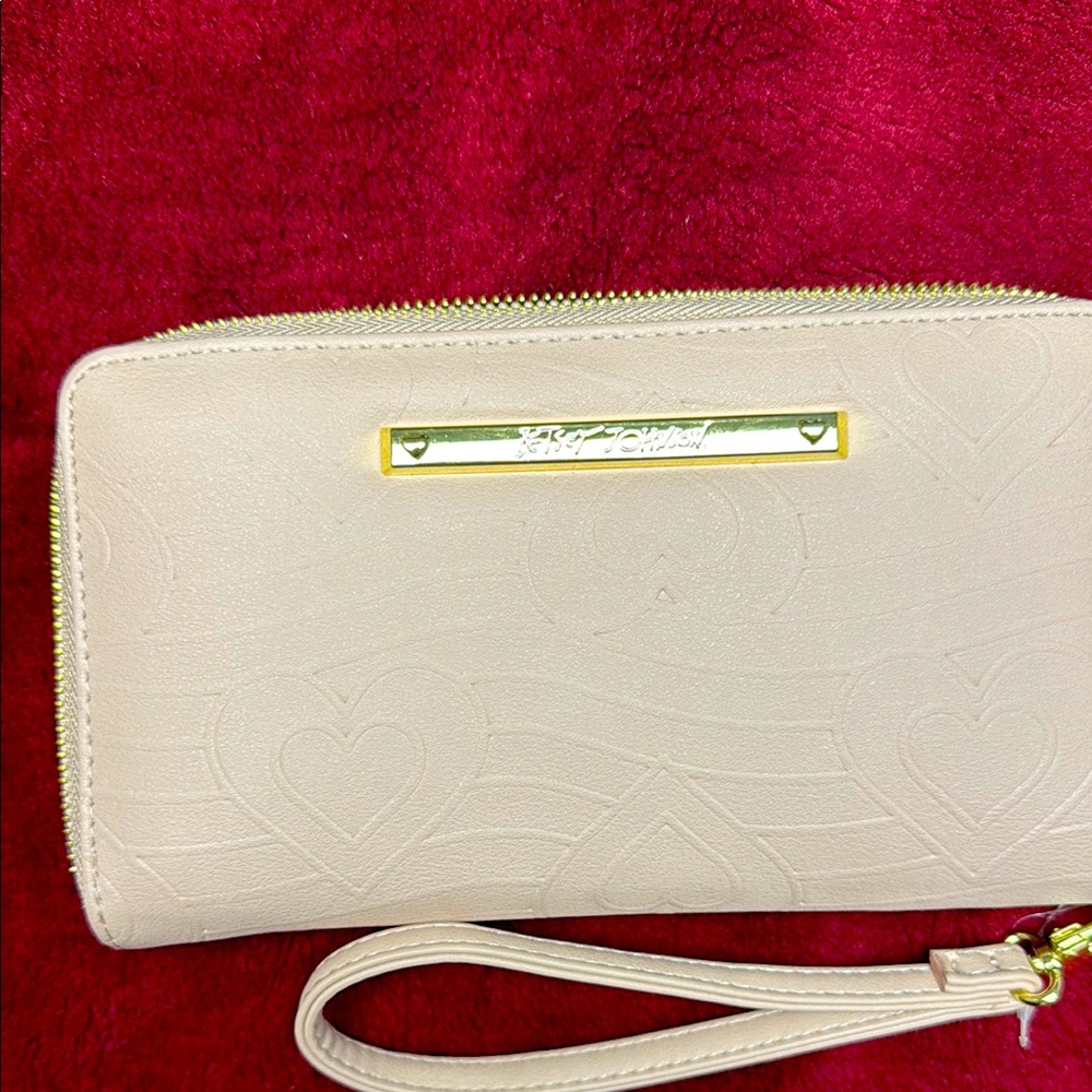 Elegant Cream Wallet with Heart Design